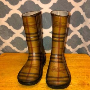 Burberry rain boats for kids